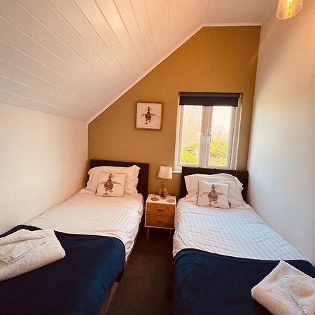 Cotswolds Lakeside Lodge - Nesbitt's Nest South Cerney Buitenkant foto