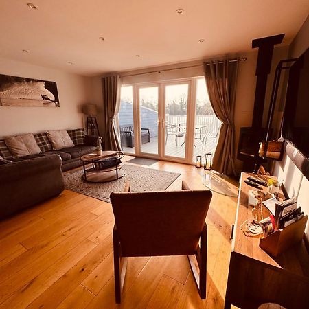 Cotswolds Lakeside Lodge - Nesbitt's Nest South Cerney Buitenkant foto