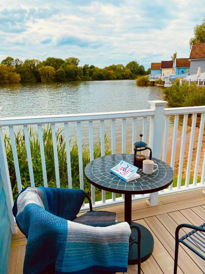 Cotswolds Lakeside Lodge - Nesbitt's Nest South Cerney Buitenkant foto
