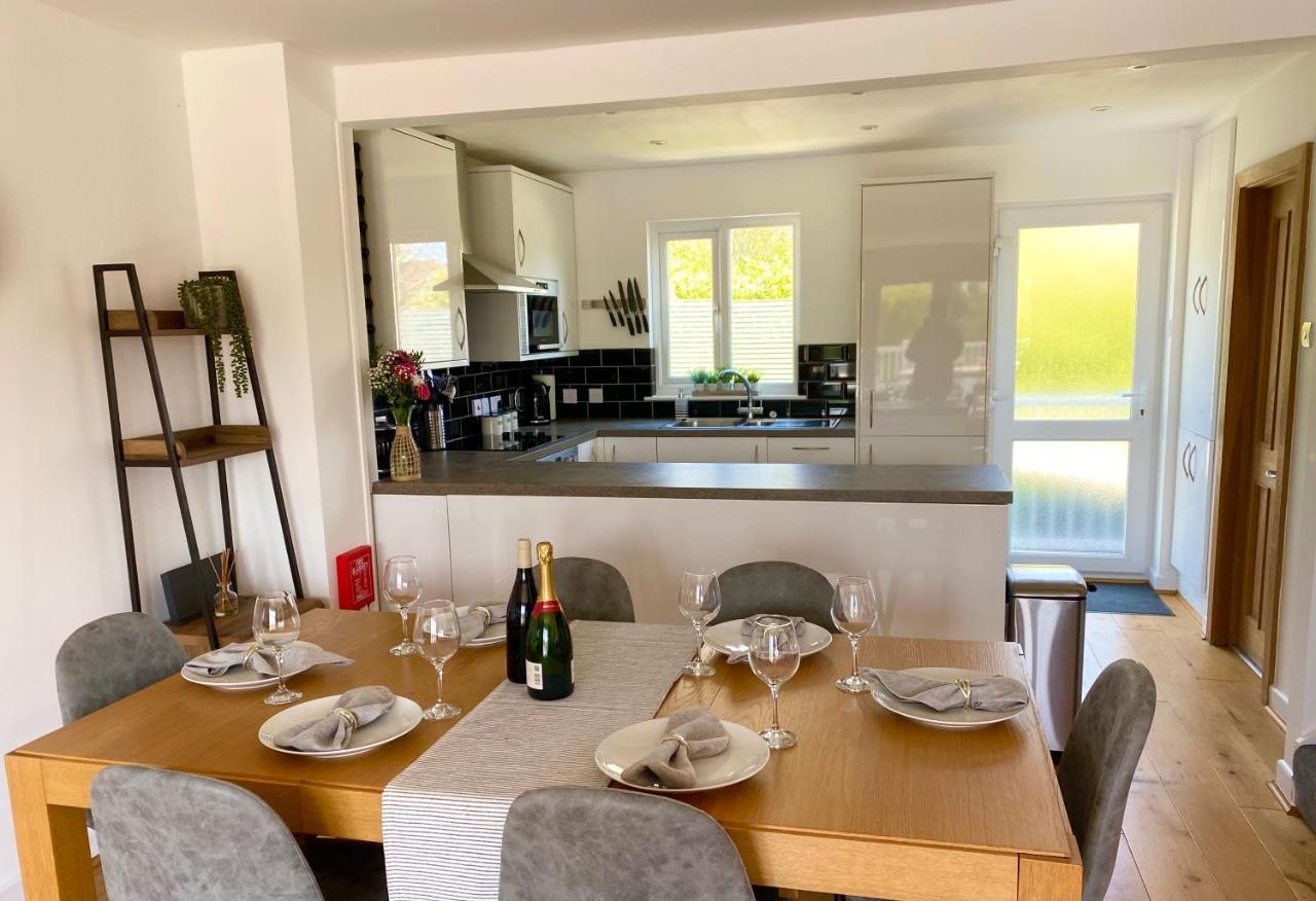 Cotswolds Lakeside Lodge - Nesbitt's Nest South Cerney Buitenkant foto