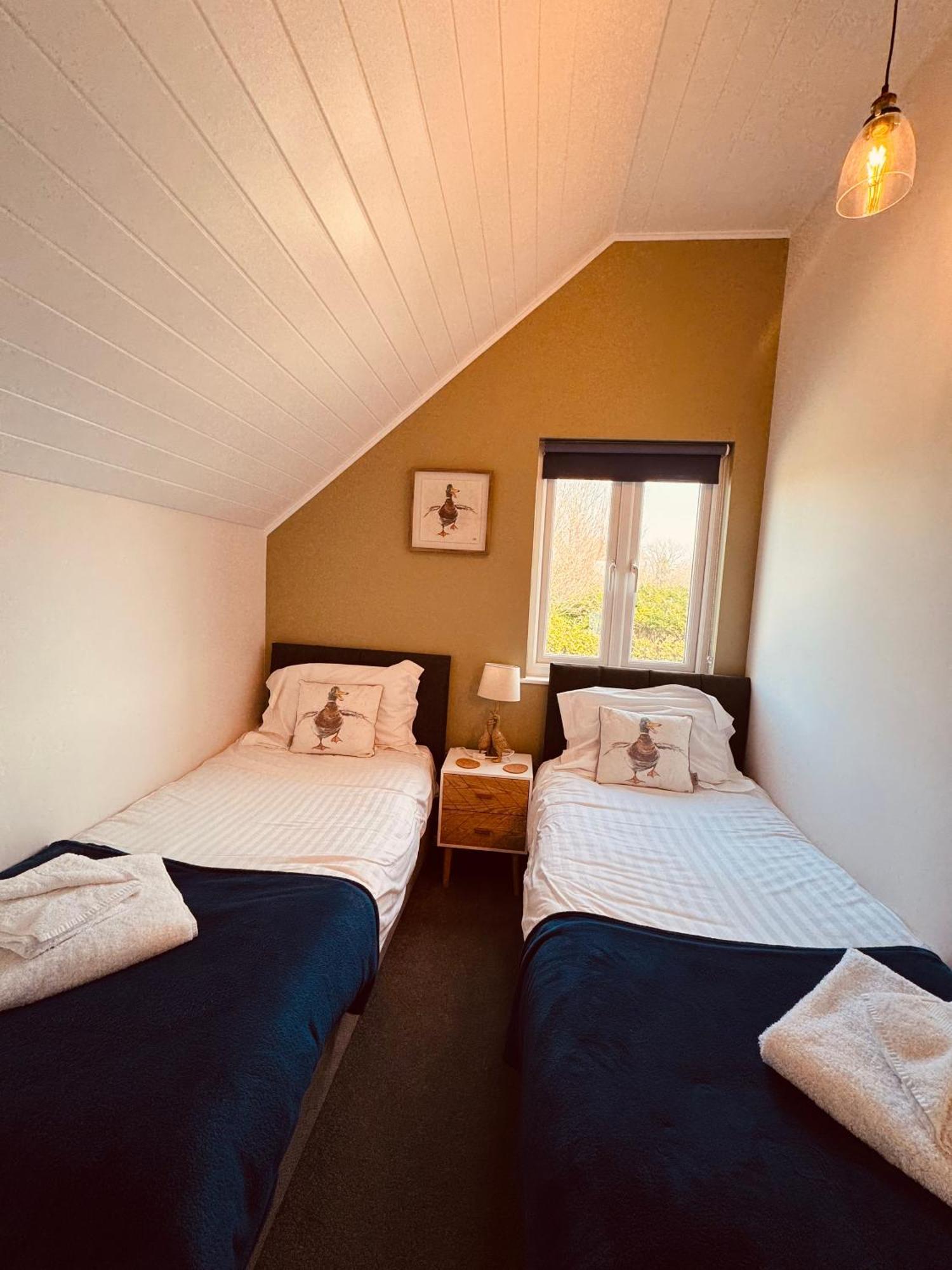 Cotswolds Lakeside Lodge - Nesbitt's Nest South Cerney Buitenkant foto