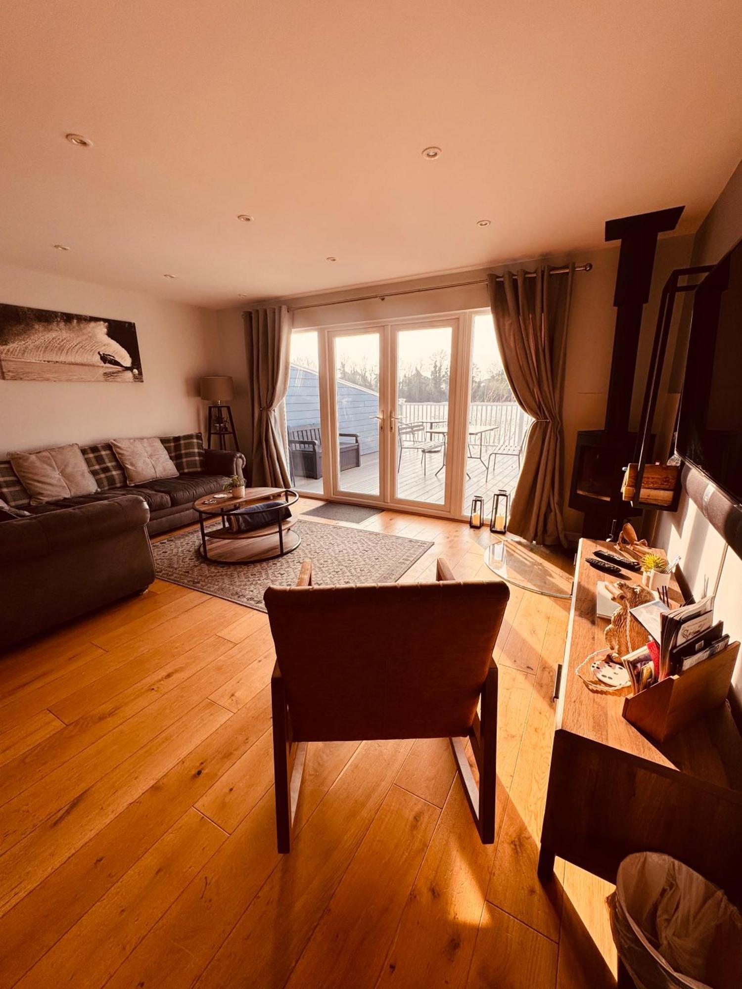 Cotswolds Lakeside Lodge - Nesbitt's Nest South Cerney Buitenkant foto